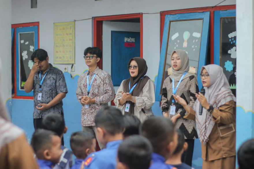 Kegiatan ngajar-mengajar mahasiswa/i KKN UGJ di Desa Matangaji.