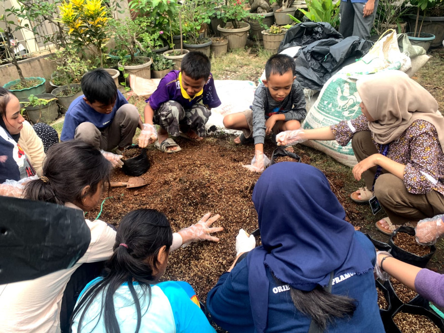 Belajar Membuat Media Tanam Bersama Anank-Anak